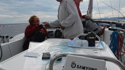 Sun Odyssey 45 Nena, Francis sert le café 041116