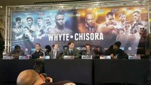 Dereck Chisora pète un plomb et balance une table sur son adversaire en conférence de presse