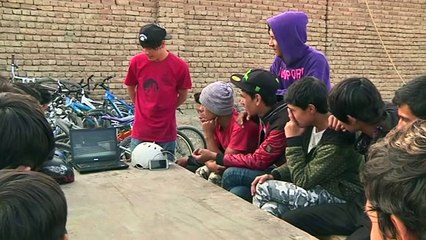 Young Afghans cycle to forget war