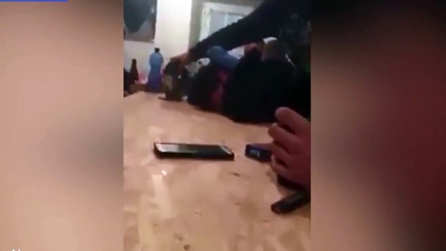 E zë gjumi mbi tavolinë, shokët e zgjojnë në një mënyrë shokuese