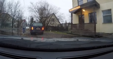 Um pouco de karma instantâneo para um automobilista apressado e conflituoso