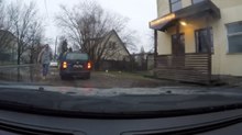 Um pouco de karma instantâneo para um automobilista apressado e conflituoso