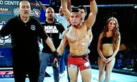 Un combattant MMA frappe une fille sans le vouloir