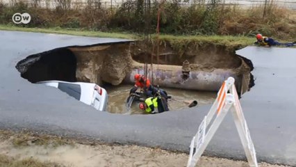 Cratera abre em rodovia nos EUA