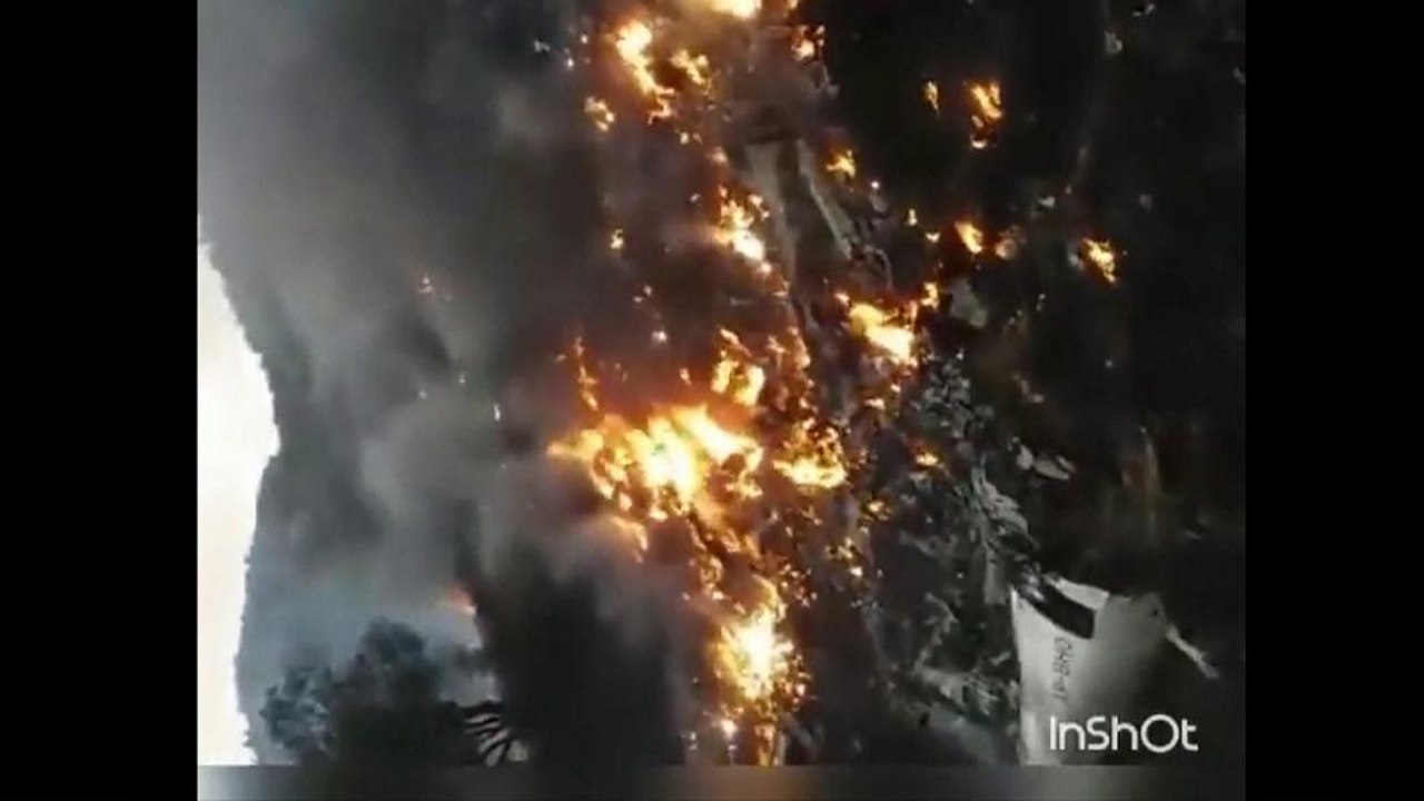 Pakistan'da 48 kişiyi taşıyan yolcu uçağı düştü