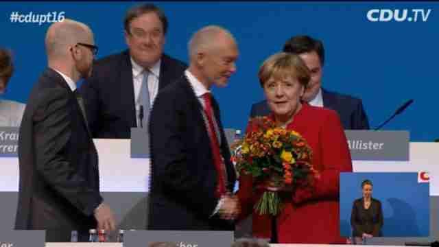 Los conservadores alemanes dan un giro a la derecha no asumible por Merkel