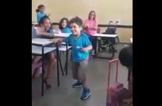 Un enfant en chaise roulante fait la surprise de marcher pour la première fois devant ses camarades de classe