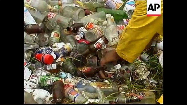COLOMBIA: RUBBISH RECYCLING BY POOR DISPOSABLES