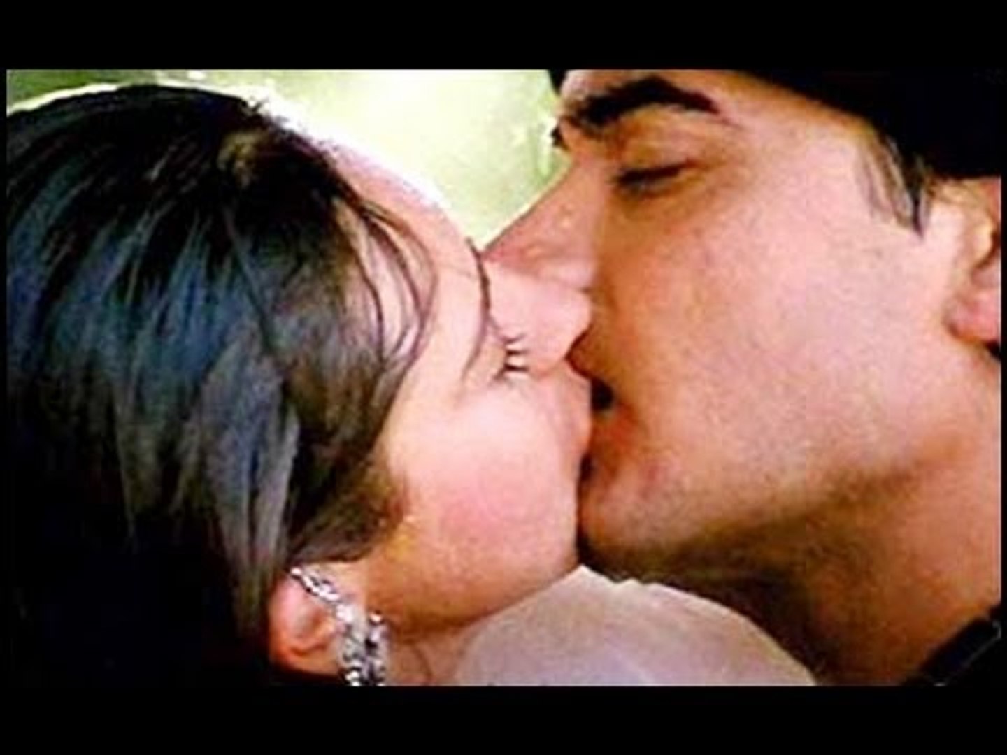 Karishma Kapoor Ka Xx Video - Aamir Khan & Karishma Kapoor's Hot Uncensored Kiss from Bollywood hindi  film Raja Hindustani - video Dailymotion
