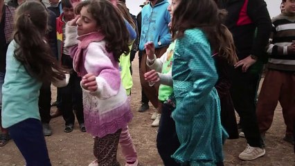 زفاف وموسيقى... في مخيم لنازحين من مناطق تنظيم الدولة الاسلامية