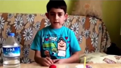 Su ve balon ile deney yapan çocuk. Sonu fena.