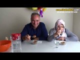 Bir Kaşık Tarçını Bir Anda Ağızlarına Atıp Ejderiya Gibi Olan Genç Youtuberlar