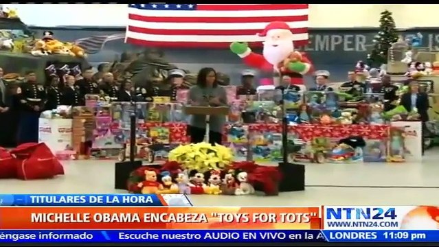 Michelle Obama encabeza evento de caridad para entregar regalos de navidad a los más necesitados