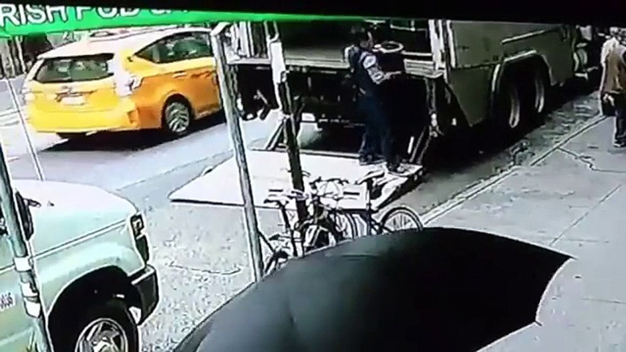 New York : Un homme vole un seau rempli d'or dans un fourgon blindé ouvert...