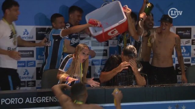 Renato Gaúcho leva banho ao lado da filha e pede folga: 'Amanhã já vou estar de chinelo'