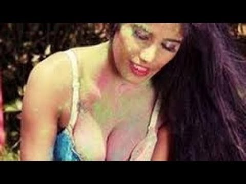 Poonam Pandey playing HOT and SEXY Holi