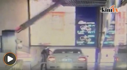 Akibat lupa tarik brek tangan, Bentley 'cium' dinding