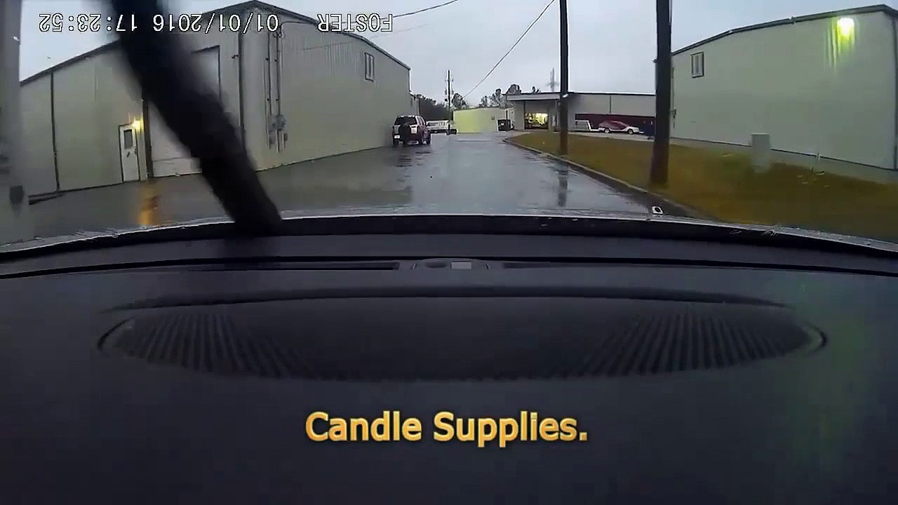 Une femme distraite n’a pas vu un trou et tombe dedans avec sa voiture !