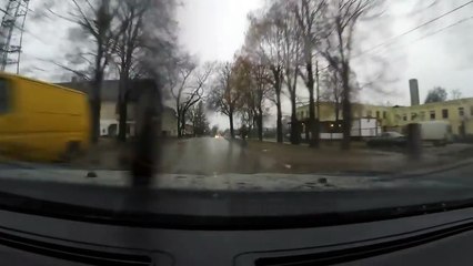 Un fou sort un club de golf pour se venger d’un automobiliste !