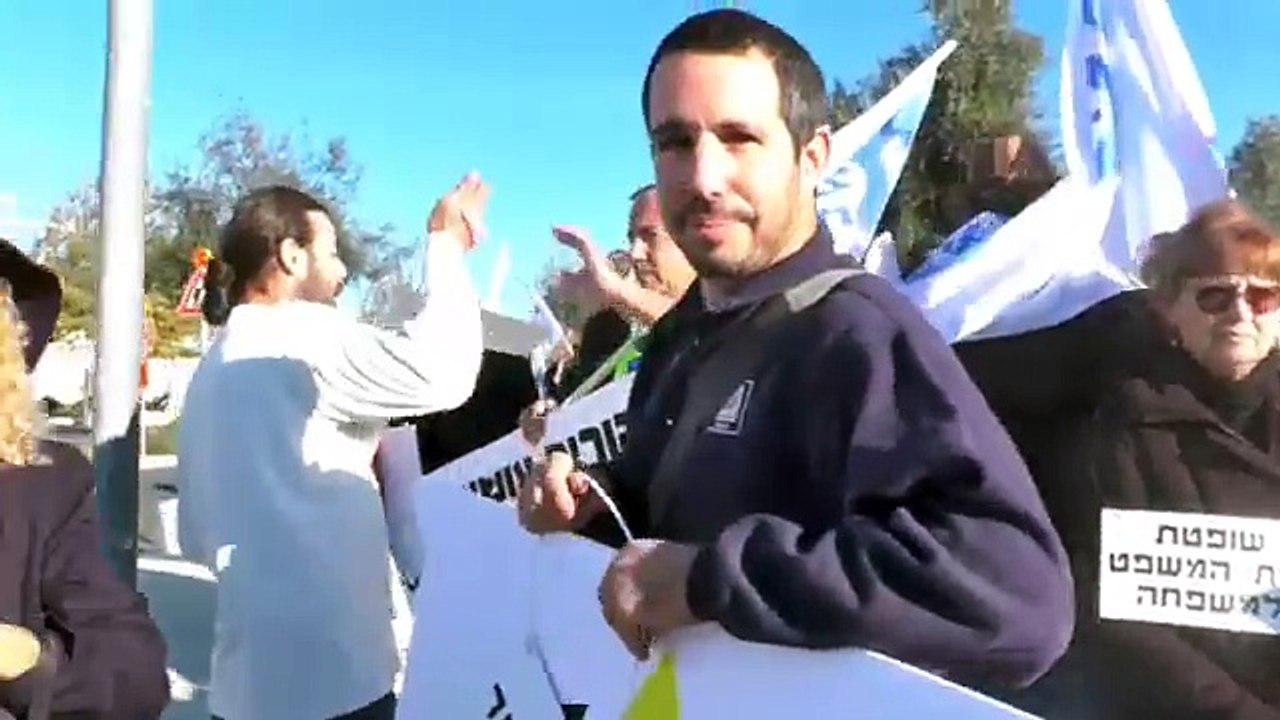 הפגנת אבות מול בית משפט עליון סבא לא רואה את נכדיו מספר שנים נכדים לא מתגרשים מסבא