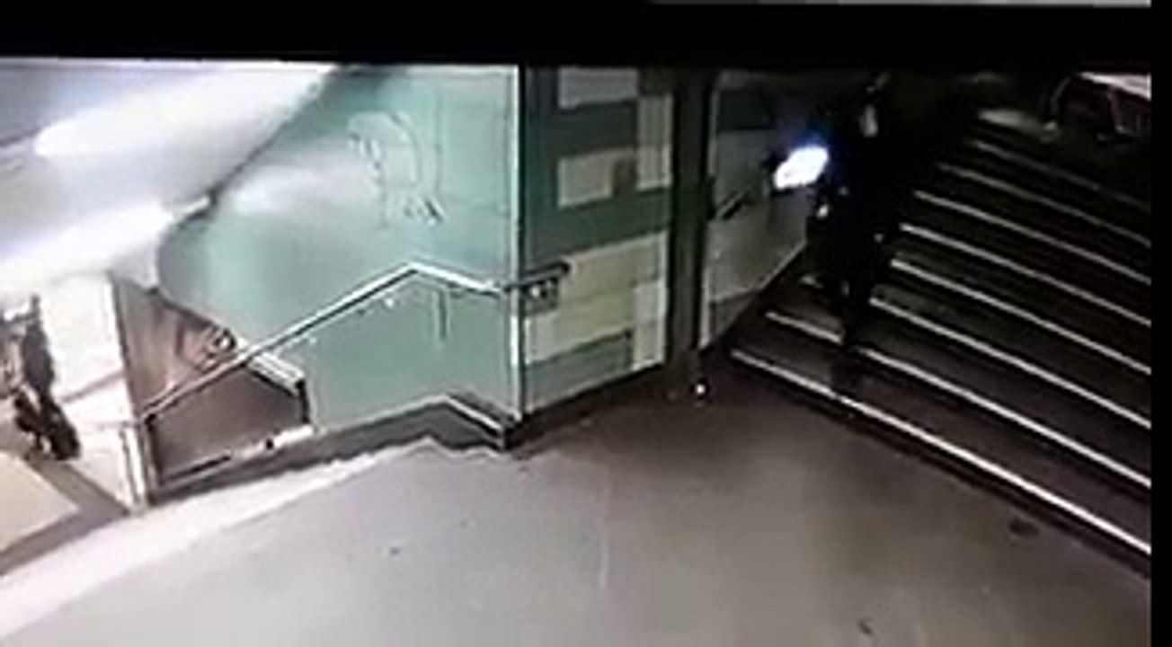 В берлинском метро мигрант сбросил девушку с лестницы