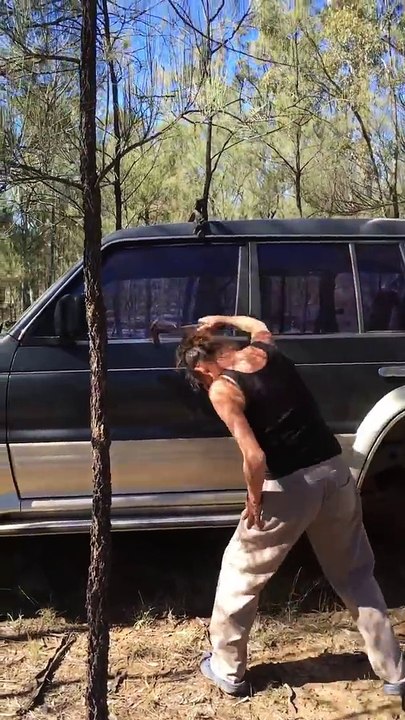 Une femme essaie de casser la vitre d’un SUV