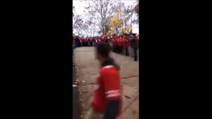 Mais pourquoi se jette-t-il contre la porte du garage??? WTF