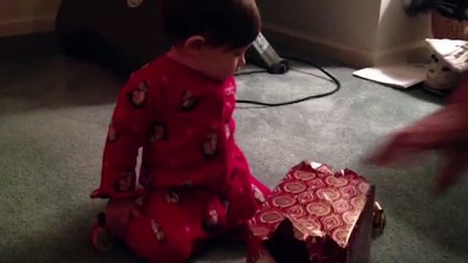 Elle s'en fiche du cadeau elle kiffe le paquet et le ruban!