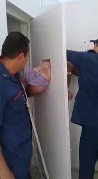 Ce prisonnier a voulu s’échapper par la trappe de sa cellule... Raté!