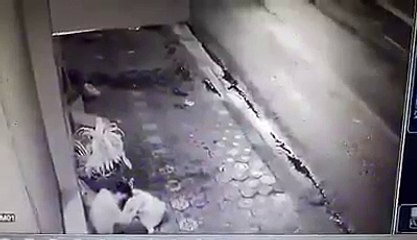 Người đàn ông ăn mỳ nhặt từ đống rác và cái kết khiến ai cũng cảm động