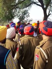 ਹਰਿਆਣੇ ਚੋਂ ਪੰਜਾਬ ਚ ਵੜਦਿਆਂ ਸਿੰਘ ਸਹਿਬਾਨ ਅਤੇ ਮਾਨ ਸਾਬ ਗਿਰਫਤਾਰ ----ਪੁਲੀਸ ਨੇਂ ਕੀਤੀ ਬਦਤਮੀਜ਼ੀ -----ਸੰਗਤਾਂ ਨੇ ਲਾਇਆ ਧਰਨਾ ।