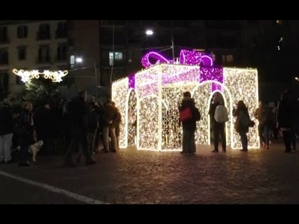 Napoli - Accese luminarie di Natale in polemica...