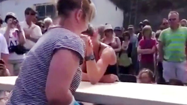 Une femme avec un bras dans le platre se fracture son autre coude durant un bras de fer !