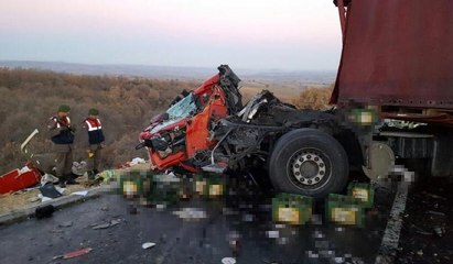 Buz tutan yolda 2 TIR çarpıştı 1 ölü, 1 yaralı