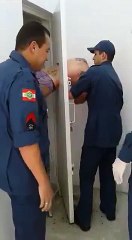 Un détenu veut s’évader du commissariat mais reste bloqué dans une porte