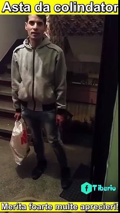 Acesta este cel mai frumos colind pe care l-am auzit vreodată...Un băiat sărac cu o voce de aur colindă la ușile oamenil