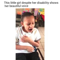 Malgré son handicap cette petite fille chante comme une diva