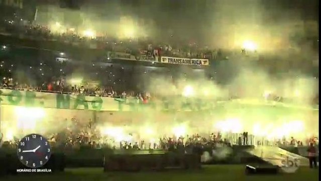 Torcedores lotam Couto Pereira em homenagem à Chapecoense