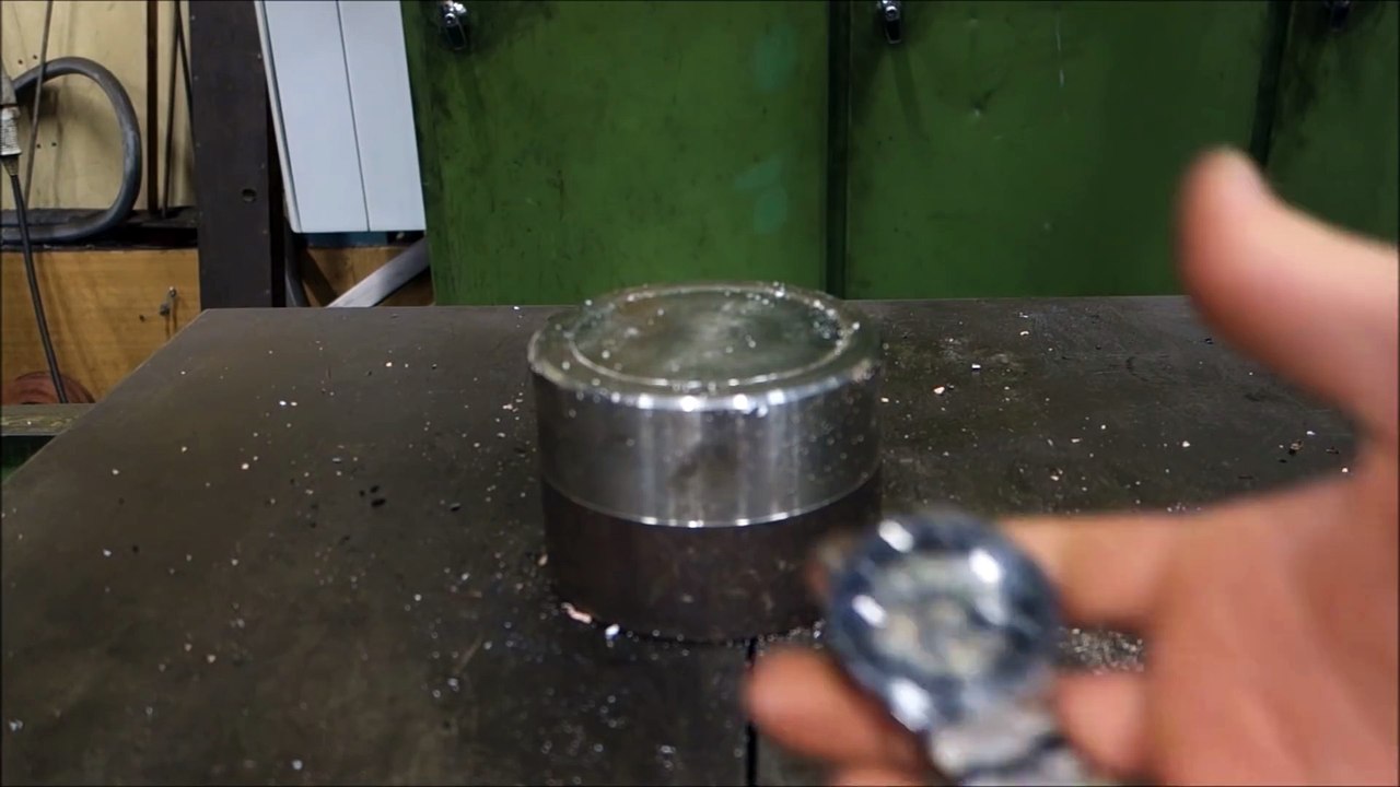 Crushing watch with hydraulic press