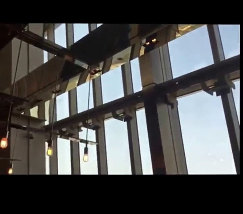 Des laveurs de vitres coincés dans une nacelle incontrôlable sur le 2nd building le plus haut de Chine