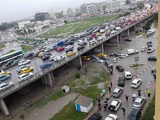 تفرجوا يا ناس الحالة كالعادة كل متصب المطر