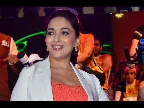 Hot Madhuri Dixit Visits Theatres | Dedh Ishqiya Reactions Part II