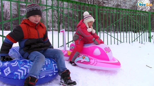 СНЕЖНАЯ ГОРКА Мотоцикл ХЕЛЛО КИТТИ Катаемся Ярослава и Игорек Видео для детей HELLO KITTY TOYS