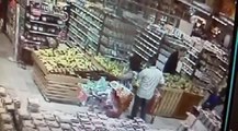 Capta en vídeo hombres robando dinero a mujer en un supermercado