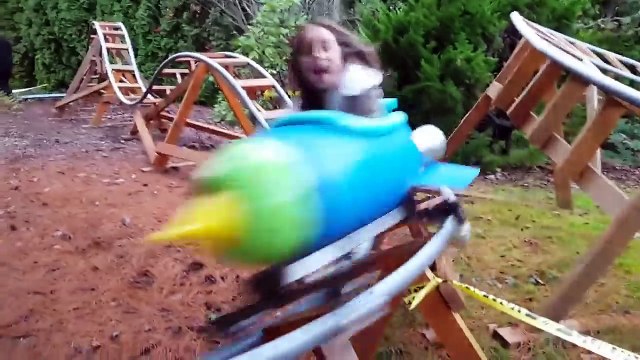 Padre construye montaña rusa casera a sus hijos