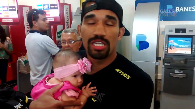 Esquiva Falcão chega no aeroporto de vitória