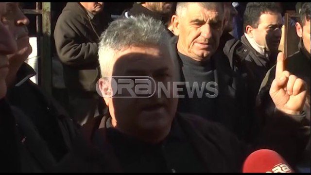 Ora News –Durrës, tregtarët e fruta-perimeve protestojnë për largimin e ambulantëve