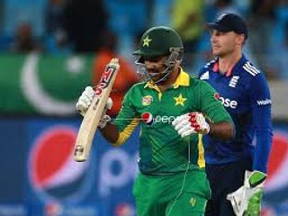 Sarfraz Ahmed played so Powerful shot that Bat broken