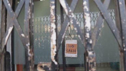 Apoyos, brazaletes negros y colas tras un mes sin billetes grandes en India