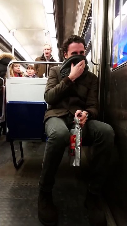 Enorme fou rire dans le métro grâce à cette chanteuse... Impossible de ne pas rire